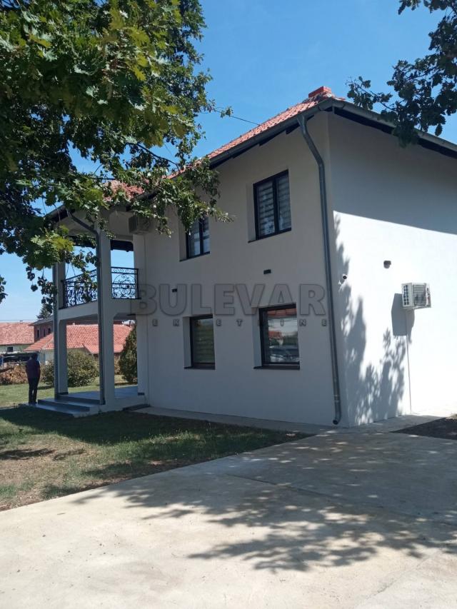 Odlična kuća u Kragujevcu, naselje Šumarice – površina 263 m2, plac 999 m2