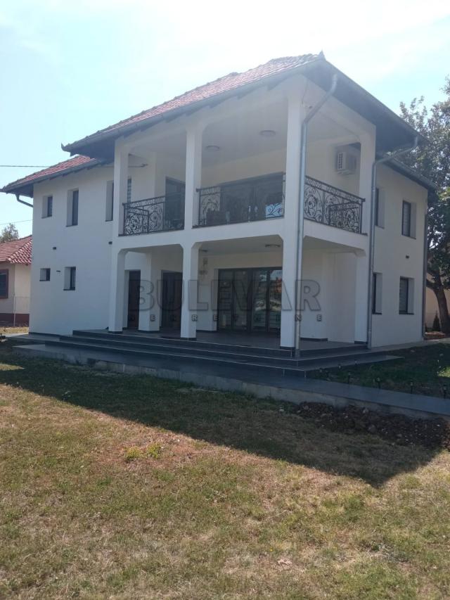 Odlična kuća u Kragujevcu, naselje Šumarice – površina 263 m2, plac 999 m2