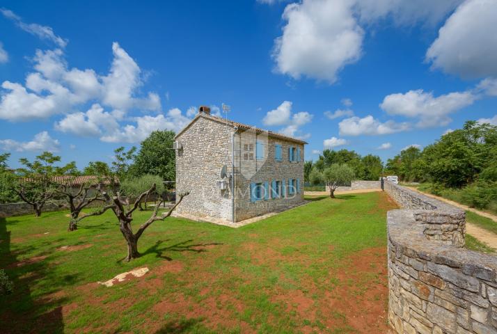 Poreč, okolica, autohtona istarska kamena kuća u mirnom mjestu