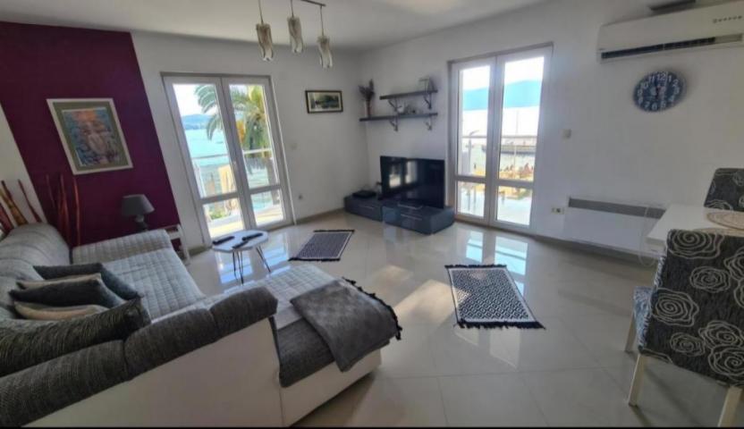 For rent: Two-bedroom apartment with a sea view, Tivat