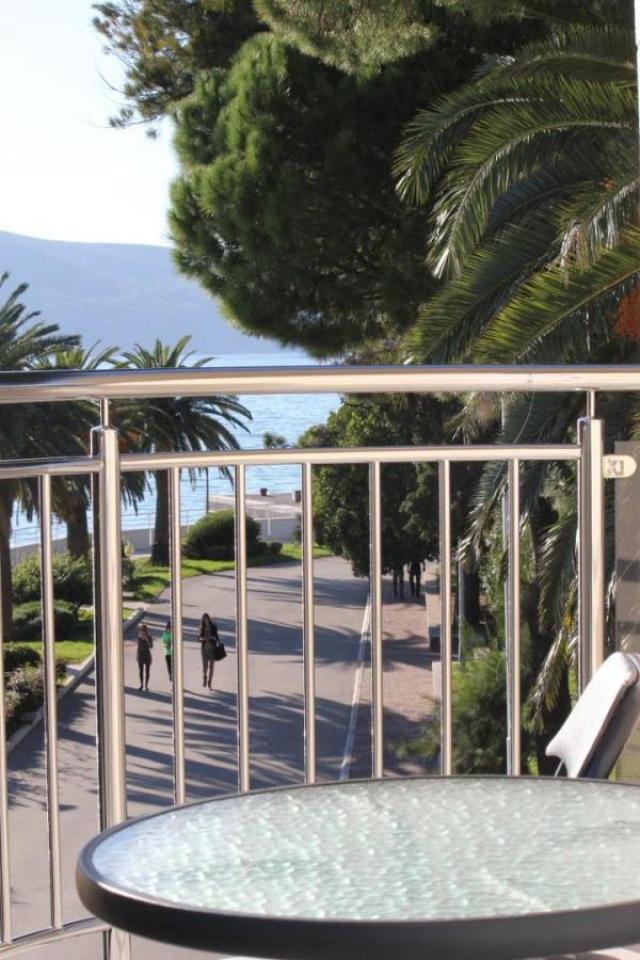 For rent: Two-bedroom apartment with a sea view, Tivat