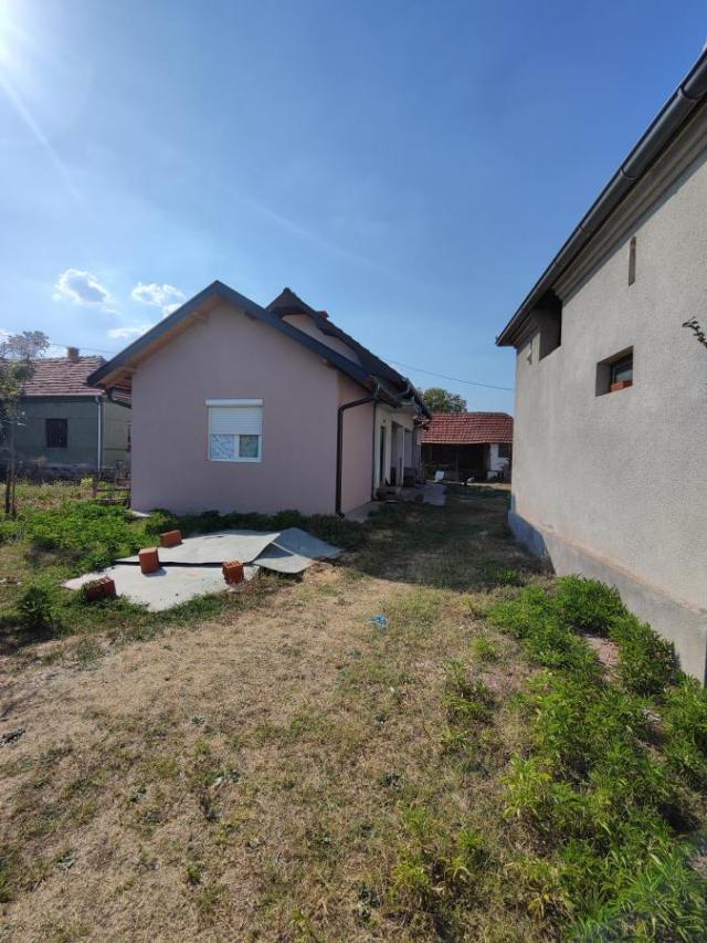 Country house in the village of Kočina in a good location