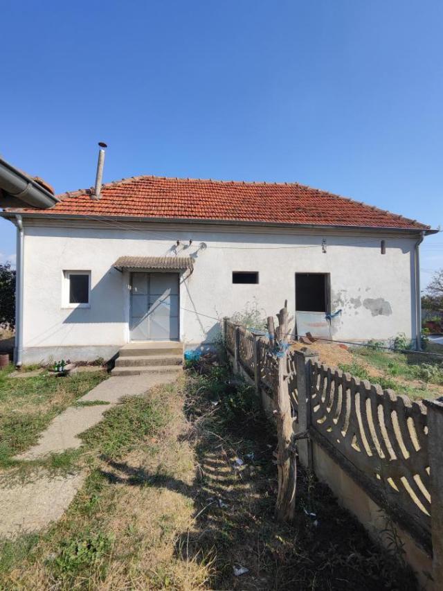 Country house in the village of Kočina in a good location