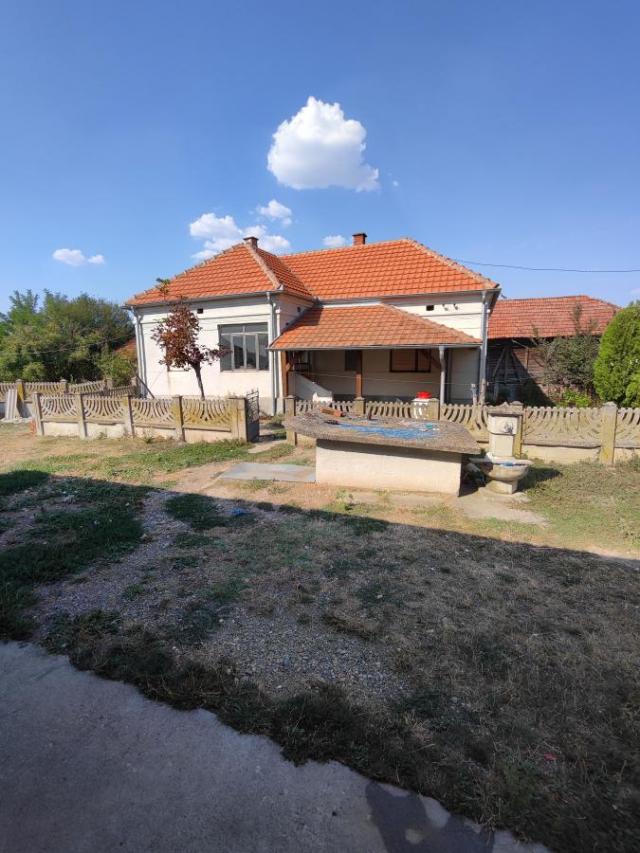 Country house in the village of Kočina in a good location