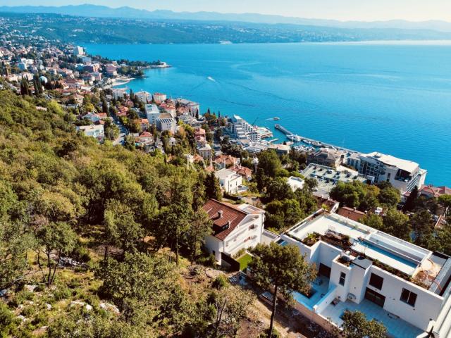 Opatija – Unfertige Wohnung mit einem Schlafzimmer, separatem Studio und fantastischer Aussicht