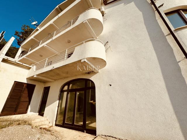 Opatija – Unfertige Wohnung mit einem Schlafzimmer, separatem Studio und fantastischer Aussicht