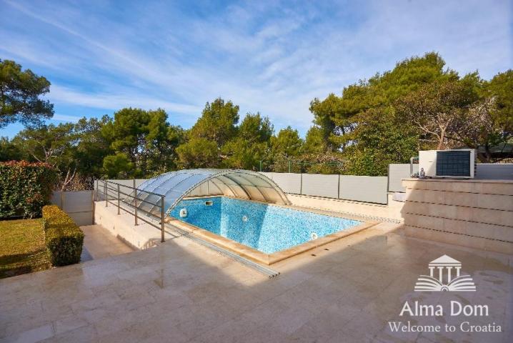 House First row - Luxurious villa with garage and swimming pool in a unique location in Pula!