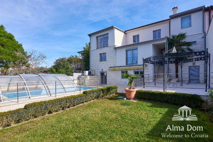 House First row - Luxurious villa with garage and swimming pool in a unique location in Pula!