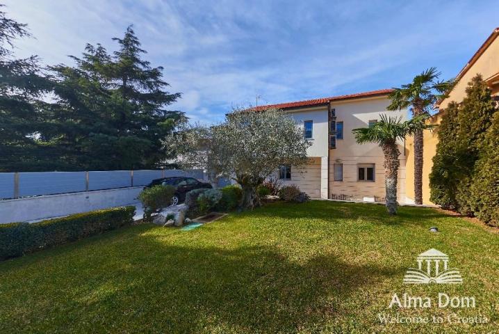 House First row - Luxurious villa with garage and swimming pool in a unique location in Pula!