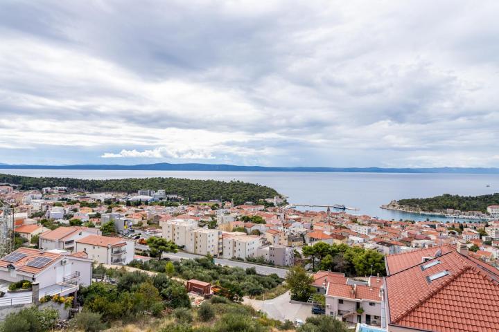 Makarska, komforan trosoban stan s vanjskim bazenom NKP 146, 16 m2