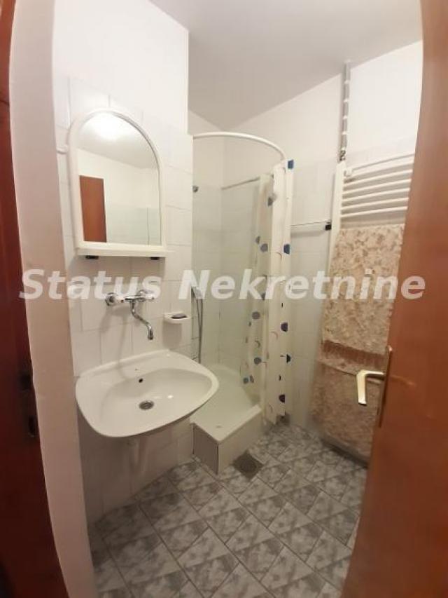 NAMEŠTENA GARSONJERA 30M2 KOD STANICE 270EU