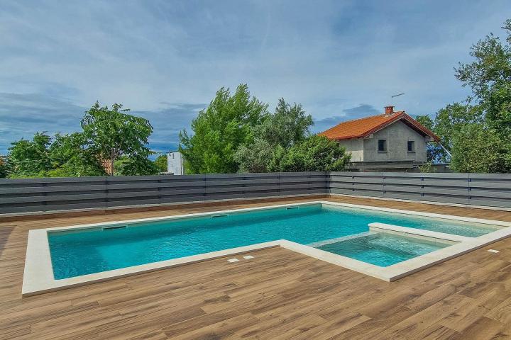 Istra, luksuzna villa 276 m2 s 4 spavaće sobe, bazenom i pogledom na more