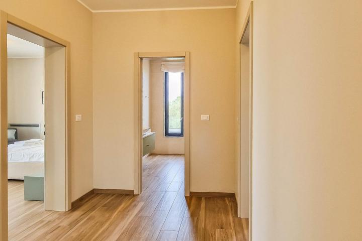 Istra, luksuzna villa 276 m2 s 4 spavaće sobe, bazenom i pogledom na more