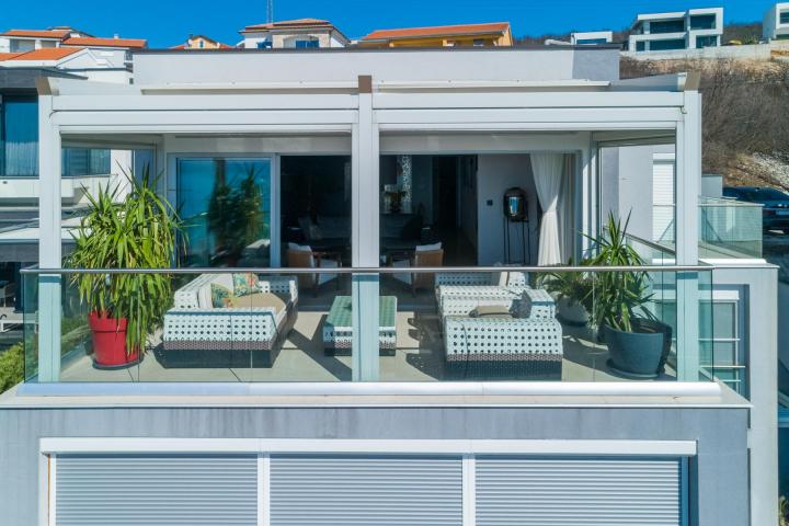 Crikvenica, luksuzni penthouse s panoramskim pogledom na more površine 170m2