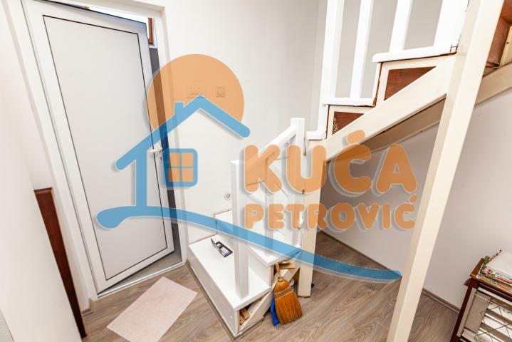 Dvioposoban  stan - dupleks, VI  sprat , 52 m2, Crveni  Pevac