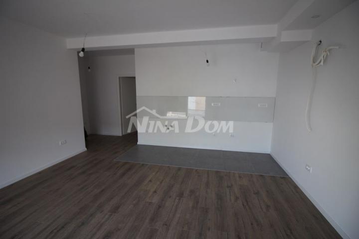 Apartman E4  dvosoban na katu blizina centra 400 metara plaža Jadro