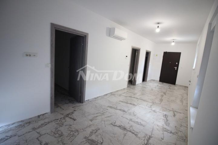 Novogradnja, apartman u prizemlju, centar otoka Vira