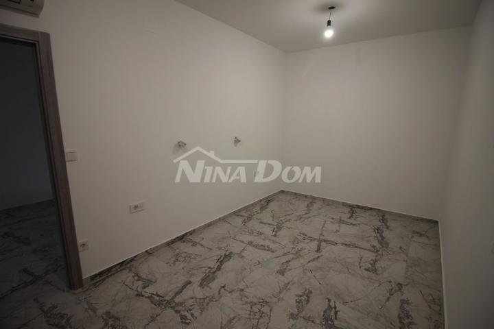 Novogradnja, apartman u prizemlju, centar otoka Vira