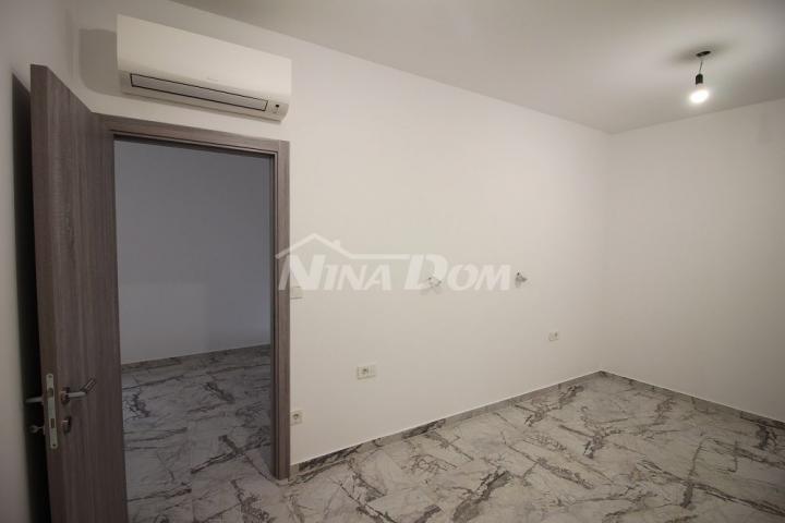 Novogradnja, apartman u prizemlju, centar otoka Vira