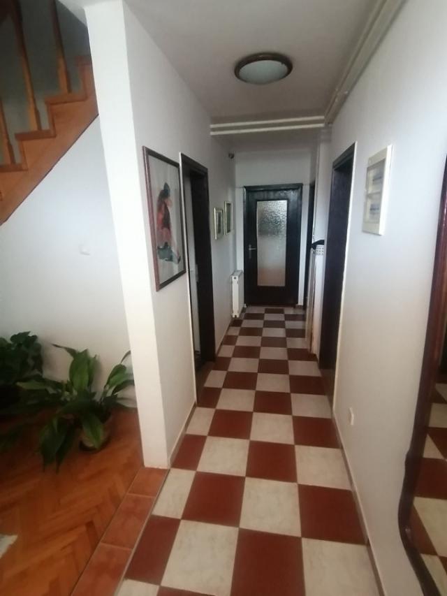 Kuća u lepom delu Adica 270m2, plac 377m2, gas