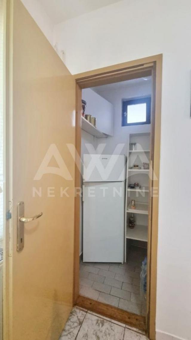 Renovirani namešten trosoban 80m2, prizemlje