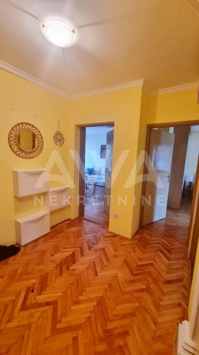 Renovirani namešten trosoban 80m2, prizemlje