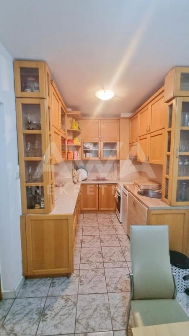 Renovirani namešten trosoban 80m2, prizemlje