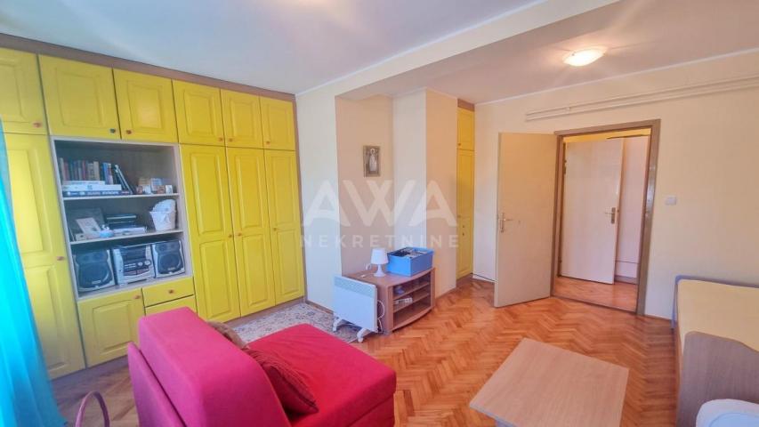 Renovirani namešten trosoban 80m2, prizemlje