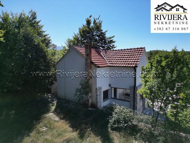 Sale of a 3-house property with an auxiliary building in Vrbanj, Herceg Novi