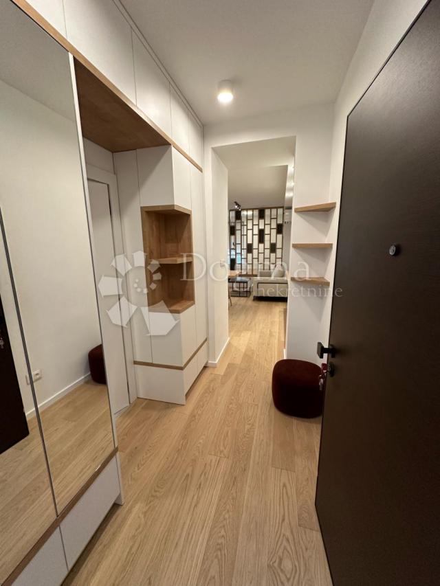 Dizajnerski studio apartman u poslovnom centru Raba!!! Samo kod nas!