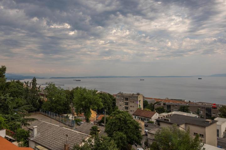 Rijeka, Zamet, luksuzan trosoban stan s pogledom na more NKP 90 m2