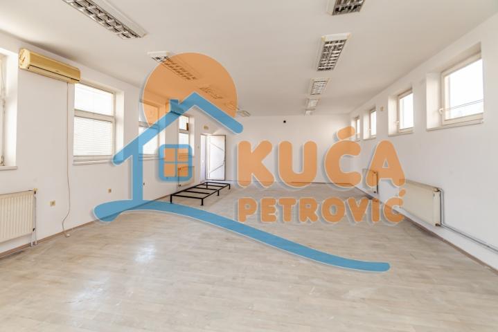 Poslovni  prostor  u  dve  etaže, Pantelej, 330 m2