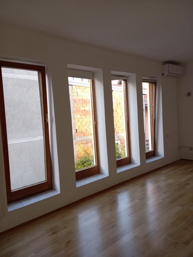 VOZDOVAC LEKINO BRDO 240m2 , 2000e