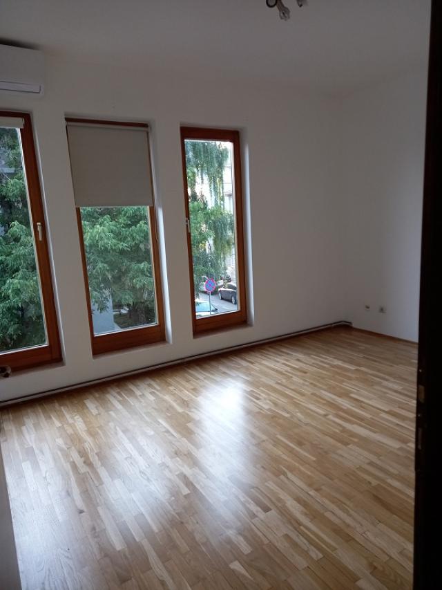 VOZDOVAC LEKINO BRDO 240m2 , 2000e