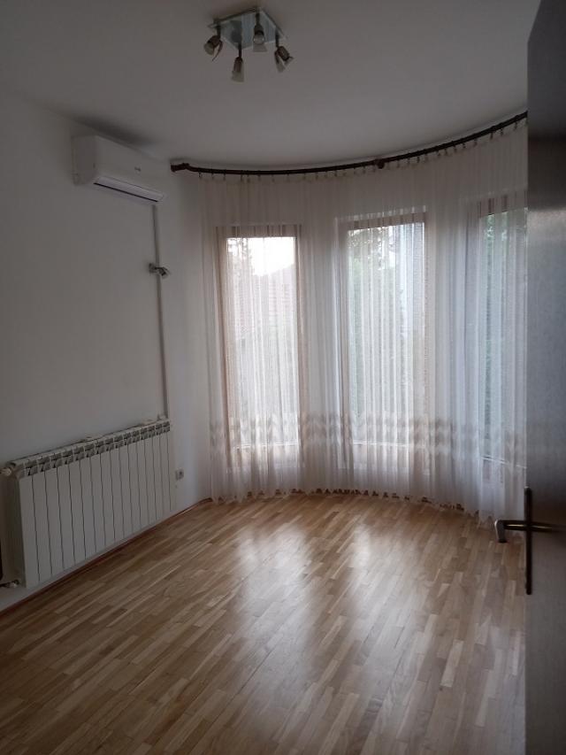 VOZDOVAC LEKINO BRDO 240m2 , 2000e