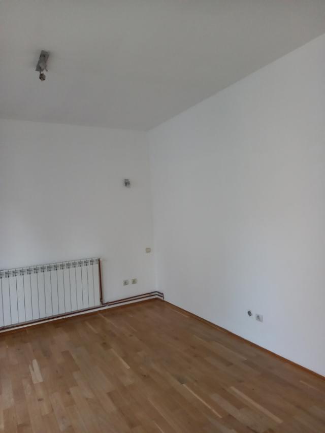 VOZDOVAC LEKINO BRDO 240m2 , 2000e