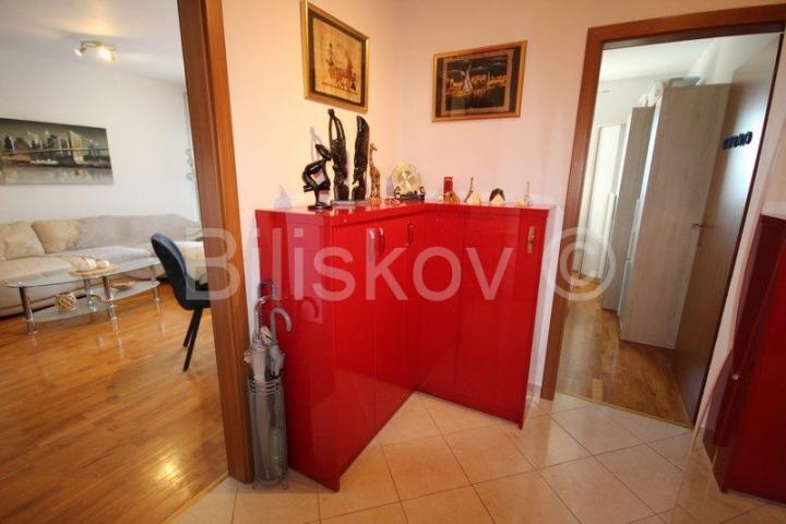 Split, Žnjan, dvosoban 57 m2 na 1. kat, jug, parking, pogled na more