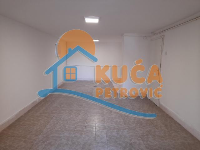 Izdaje se ulični lokal na Panteleju, u blizini crkve, 36m2, 330e