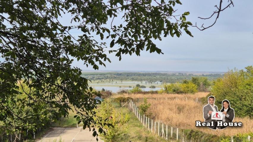 Drvena brvnara sa pogledom na Krcedinsku adu bez komsija