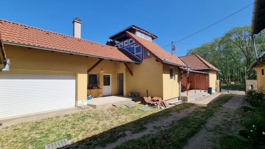 Kompletno renovirana i opremljena kuća, 96m2, plac 4a