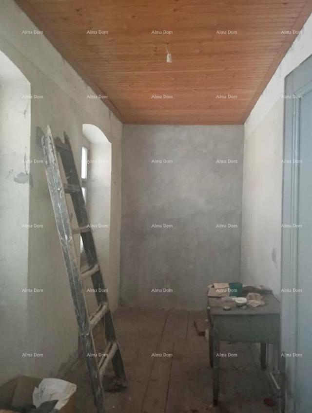 Kuća Prodaje se kuća s dvorištem za renovaciju, desetak minuta udaljena od centra grada Pule. 