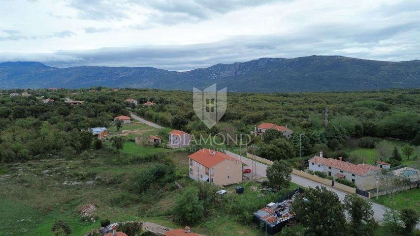 Odlično građevinsko zemljište uz centar naselja