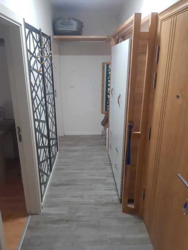 Na prodaju dvoiposoban stan na Novoj Detelinari, površine 57 m²