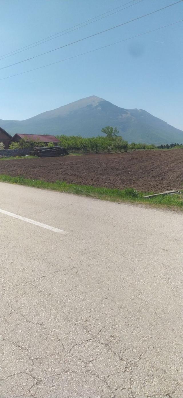 Plac na asfaltnom putu Boljevac - Ilino