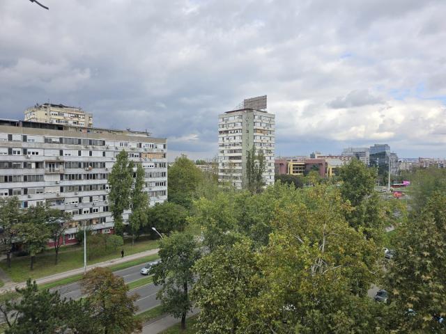 Trosoban stan u izvornom stanju, kod Fontane, Novi Beograd. Odličan raspored, terasa, plus lođa.    