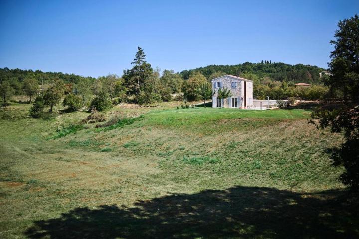 Istra, Buje, dizajnerska kamena kuća s bazenom na okućnici od 20. 000 m2