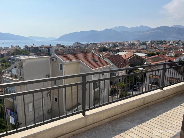 Penthouse 99 m2 plus terasa okolo citavog stana u Tivtu