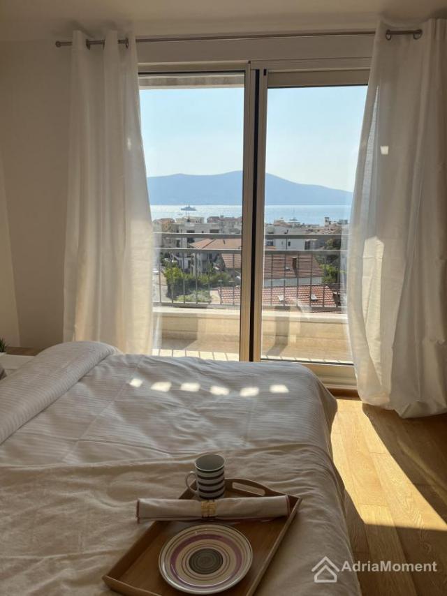 Penthouse 99 m2 plus terasa okolo citavog stana u Tivtu