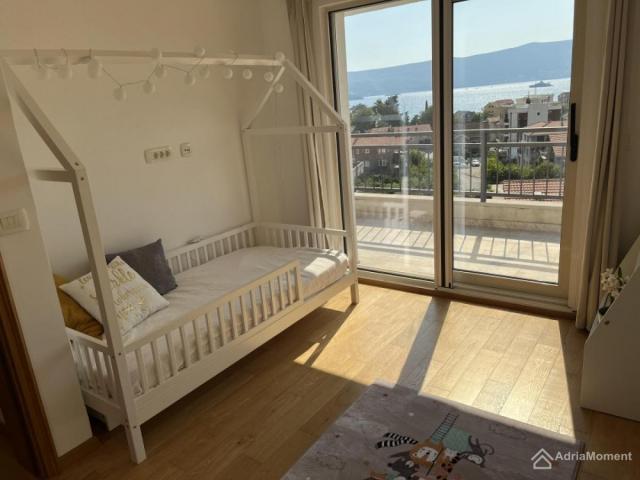 Penthouse 99 m2 plus terasa okolo citavog stana u Tivtu