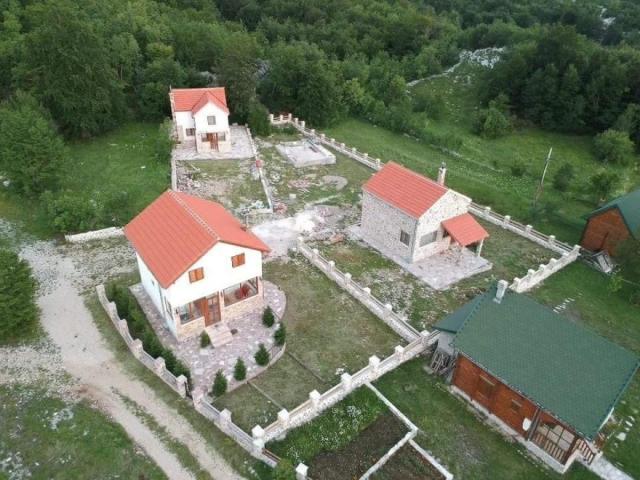 Family Estate for Sale in Vrbanj, 1600 m2, 3 Houses, Stone Fence and Foundations for Additional Stru